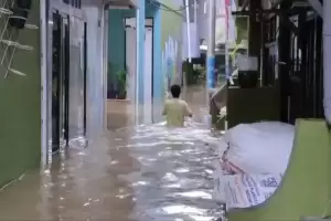 Kali Ciliwung Meluap, Banjir 1 Meter Terjang Permukiman Warga Kebon Pala