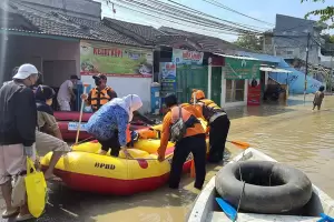 Banjir Rendam Pondok Gede Permai, 10 Perahu Diterjunkan Evakuasi Warga