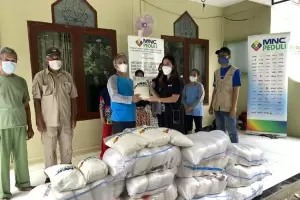 MNC Peduli Bagikan Beras ke Warga Prasejahtera di Bantaran Sungai Ciliwung