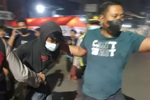 Terjaring Cipkon, 2 Pelajar Bercelurit Nekat Tabrak Polisi di Bekasi