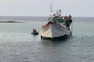 Begini Penampakan TNI AL Selamatkan Kapal Nelayan di Kepulauan Seribu