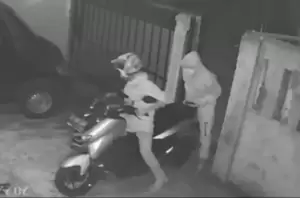 Kawanan Bandit Terekam CCTV Gotong Motor di Sawangan Depok