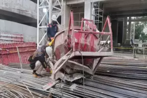 2 Pekerja Proyek Tewas Tertimpa Crane Cor di Pinang Tangerang