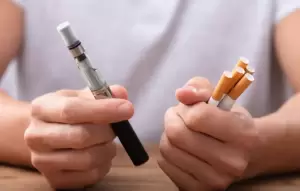 Vape atau Rokok Konvensional, Manakah yang Lebih Berbahaya?