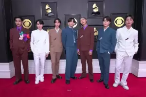 Potret BTS dalam Balutan Busana Louis Vuitton di Red Carpet Grammy Awards 2022