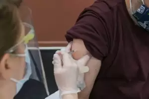 Viral! Pria 61 Tahun Ini Disuntik Vaksin Covid-19 90 Kali Demi Dapat Uang