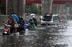 Jakarta Diguyur Hujan Deras, 13 RT Terendam Banjir
