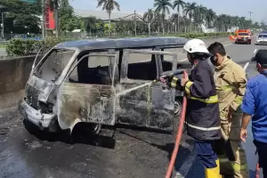 Minibus Pembawa Jerigen Solar Terbakar di Tol Jakarta-Merak