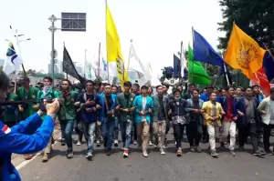 Halau Pergerakan Massa Demo 11 April, Polisi Sekat Jalan dan Stasiun di Tangsel