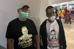 Soft Launching JIS, Relawan Jual Baju Bertuliskan Anies Baswedan Presiden