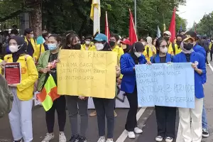 Long March Mahasiswa ke Istana Negara Diadang Aparat di Patung Kuda