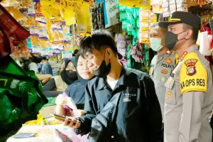 Pantau Pasar, Polres Jakarta Timur Pastikan Stok Minyak Goreng Aman