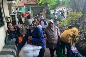 Puncak Arus Mudik Diprediksi Mulai Hari Ini, Antrean Pemudik Mengular di Terminal Kampung Rambutan