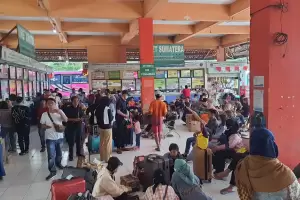 H-2 Lebaran, Ratusan Penumpang Masih Padati Terminal Kampung Rambutan