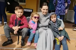 Berkunjung ke Ukraina, Angelina Jolie Tersentuh Dengar Cerita Anak Korban Perang