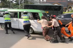 Aksi Heroik Anggota Polisi di Jalur Puncak, Belikan Bensin hingga Dorong Mobil Mogok