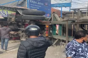 Truk Kontainer Terguling Hantam Warung di Kranji, Lalu Lintas Macet Parah