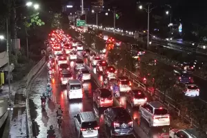 Jam Pulang Kerja Usai Libur Lebaran, Jalan S Parman Slipi Dipadati Kendaraan