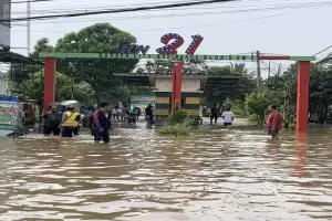 Banjir Kepung Jalan Raya Villa Tangerang Indah, Akses Warga Lumpuh