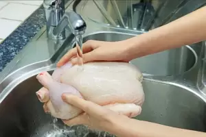Ini Cara Mencuci Ayam Buat Dimasak Paling Aman Menurut Ilmuwan
