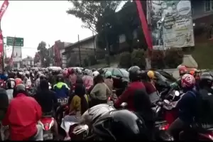 Viral! Puncak Bogor Macet Parah Gara-gara Motor Jalan Lawan Arah