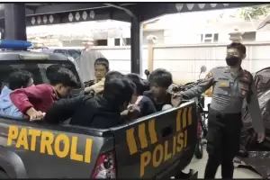 Polisi Amankan 8 Pelajar Bersenjata Tajam yang Hendak Tawuran di Fly Over Pasar Rebo