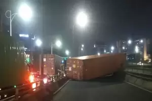 Truk Terguling di Flyover Latumenten Picu Kemacetan, Polisi Lakukan Pengalihan