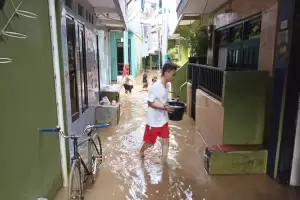 Banjir Kiriman di Kebon Pala Mulai Surut, Warga Gotong Royong Bersihkan Lumpur