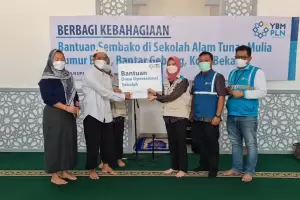 YBM PLN Bekasi Salurkan Sembako ke Sekolah Alam Bantar Gebang