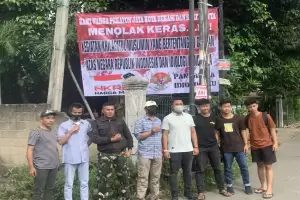 Warga Pekayon Pasang Spanduk Tolak Khilafatul Muslimin di Bekasi