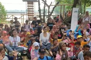 MNC Peduli-AyoBlajar Gandeng Ariel Tatum Bantu Anak-anak di Kampung Sembilangan Bekasi