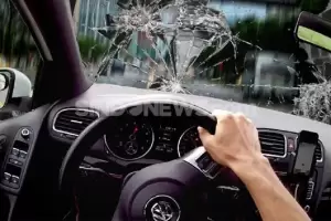Kecelakaan Tunggal, Toyota Fortuner Tabrak Pembatas Jalan Tol Jagorawi