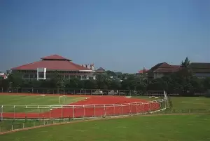 5 Universitas di Indonesia yang Memiliki Lapangan Sepak Bola Standar Nasional, Keren Banget