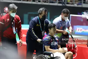 Terjatuh Lawan Momota, Vito Pakai Kursi Roda Mundur dari Malaysia Open 2022