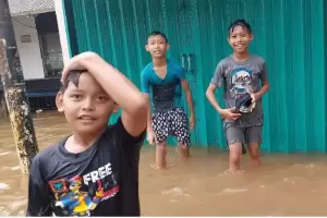Keseruan Anak-anak Bermain di Tengah Banjir: Asyik, Kapan Lagi Bisa Begini