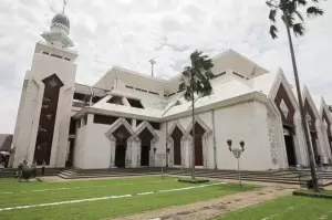 Sejarah Masjid At-Tin TMII yang Ternyata Diarsiteki Ayah dan Anak