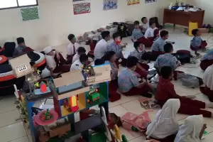 Gedung Sekolah Tanpa Meja dan Kursi, Siswa di Bekasi Belajar Lesehan