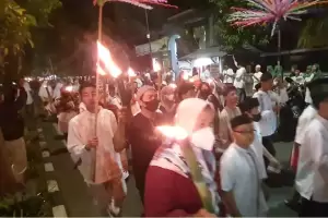 Ratusan Warga Jatinegara Kaum Ramaikan Pawai Obor di Depan Makam Pangeran Jayakarta