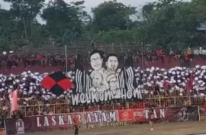 Suporter Bentangkan Spanduk Figur Perjuangkan PSM Makassar, Ada Wali Kota Parepare