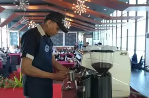 ASTON Makassar Adu Kemampuan Barista Lewat Kompetisi Latte Art