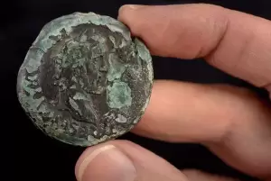 Pertama Kali Koin Perunggu Romawi Ditemukan di Israel, Bergambar Dewi Bulan dan Zodiak Cancer