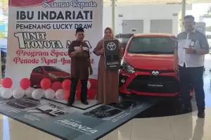 Pelanggan Asal Parepare Memenangkan Hadiah Mobil Agya dari Kalla Toyota