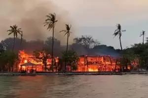 Penampakan Kebakaran Putri Duyung Cottage Ancol, Listrik Langsung Dipadamkan