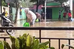 Heboh Sekolah Kebanjiran di Depok Dijadikan Ajang Lomba Tangkap Ikan