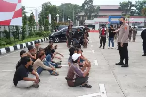 Polisi di Tangerang Sikat Preman dan Libas Miras