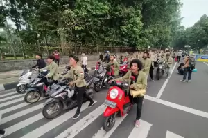 Tolak Kenaikan Harga BBM, Mahasiswa di Bogor Dorong Motor Sejauh 1,2 Km