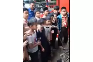 Siswa SD Berbaju Pramuka Serahkan Biawak kepada Damkar Pasar Minggu