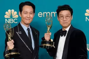 Lee Jung Jae dan Sutradara Squid Game Cetak Sejarah di Emmy Awards 2022