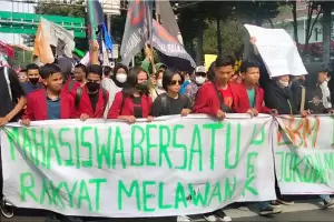Massa Mahasiswa Pengunjuk Rasa Tolak Kenaikan Harga BBM Kepung Jalan Medan Merdeka Barat