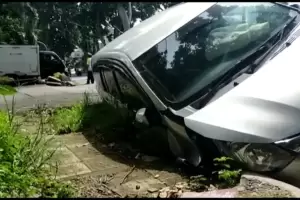 Pecah Ban, Mobil Terperosok ke Saluran Air di Bogor